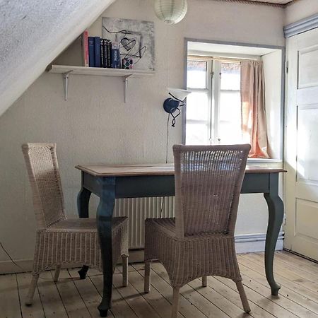 Gemuetliches Reetdachhaus Mit Kaminofen Hostel รีเบอ ภายนอก รูปภาพ