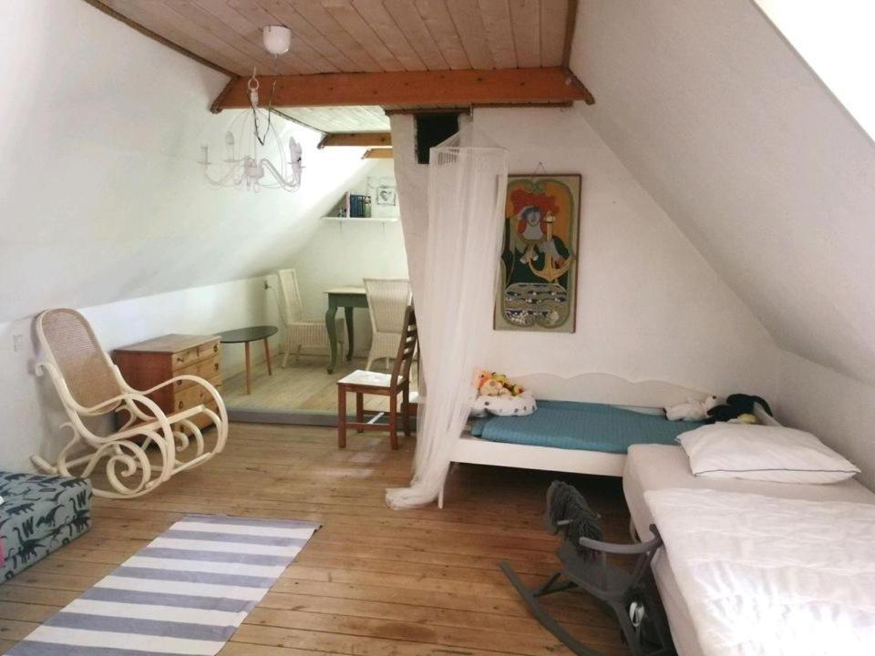 Gemuetliches Reetdachhaus Mit Kaminofen Hostel รีเบอ ภายนอก รูปภาพ