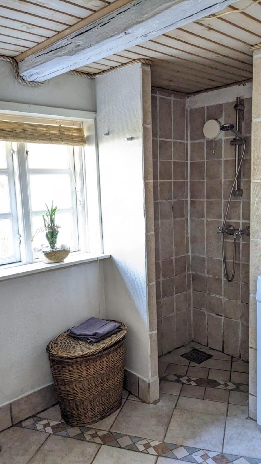 Gemuetliches Reetdachhaus Mit Kaminofen Hostel รีเบอ ภายนอก รูปภาพ