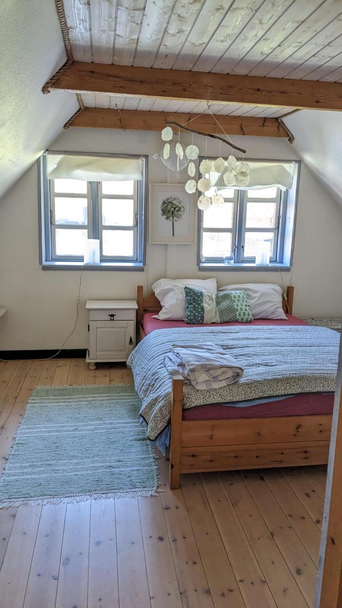 Gemuetliches Reetdachhaus Mit Kaminofen Hostel รีเบอ ภายนอก รูปภาพ